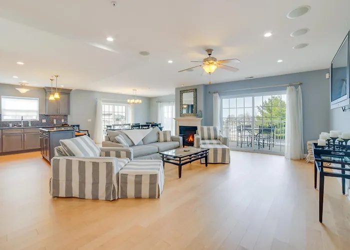 Charming New Buffalo Condo: Walk To Lake Michigan!