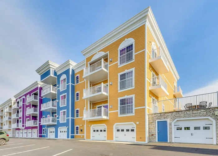 Charming New Buffalo Condo: Walk To Lake Michigan!